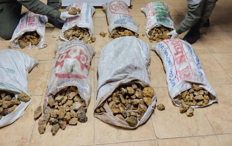 Gendarmeriacutea interceptoacute un colectivo con maacutes de 250 kilos de piedras semipreciosas