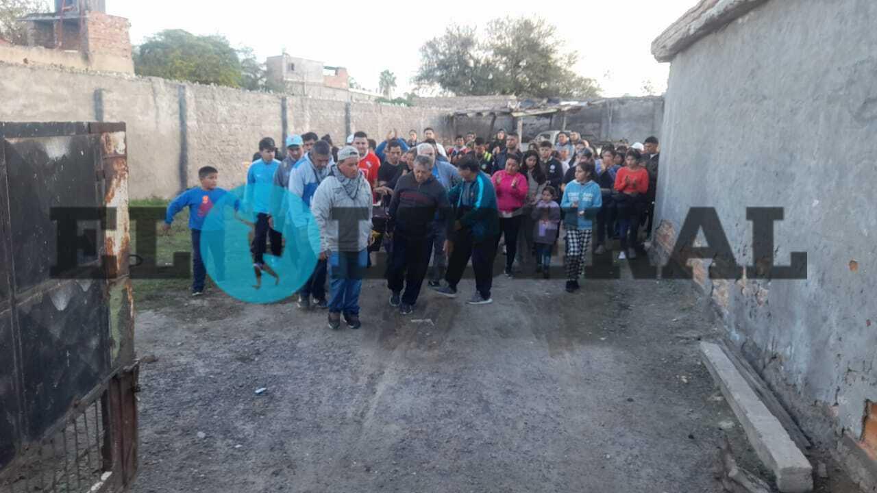 VIDEO  Multitudinaria caravana despide a Julio Jimeacutenez en Las Termas