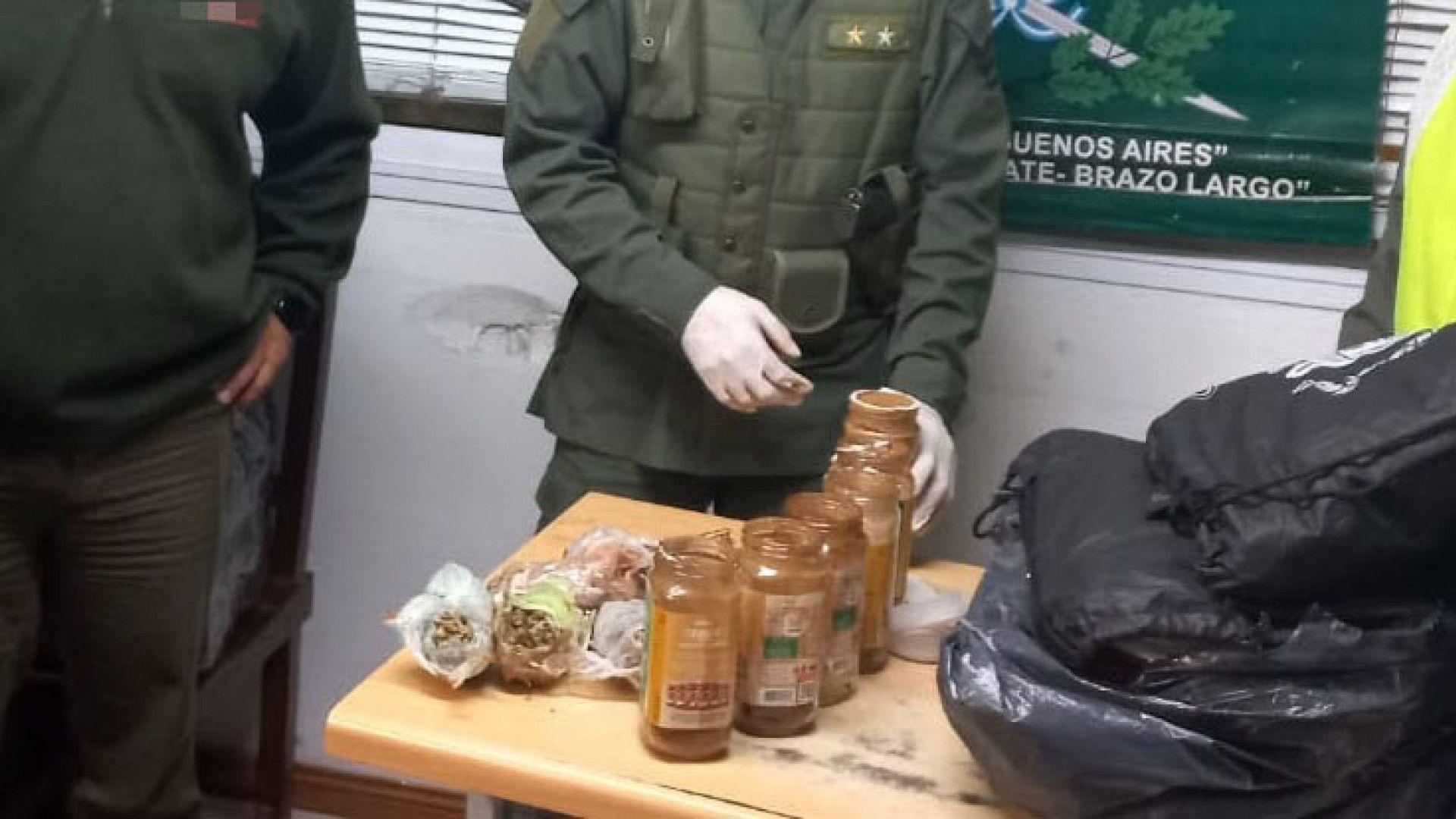 Gendarmeriacutea descubrioacute una encomienda sospechosa- era droga camuflada en frascos de cafeacute
