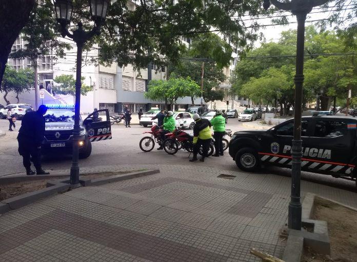 Remisero golpeado en violento accidente con un camioacuten en el norte