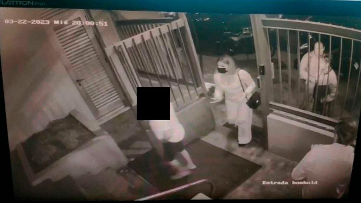 Cayoacute la mujer del barbijo que sedujo por Tinder y roboacute maacutes de 100000 doacutelares