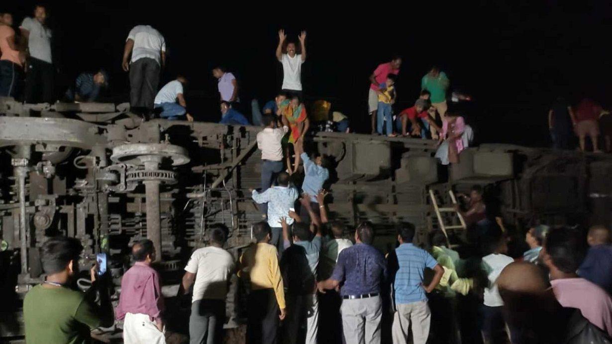 Terrible tragedia ferroviaria en la India- hay personas atrapadas y al menos 120 muertos