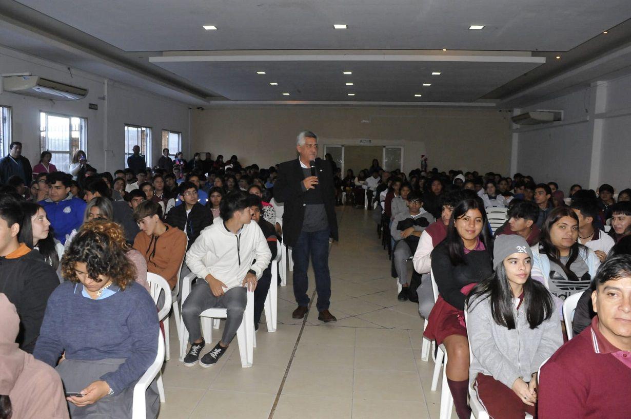 Alumnos participaron de una jornada sobre los riesgos en las redes sociales e internet