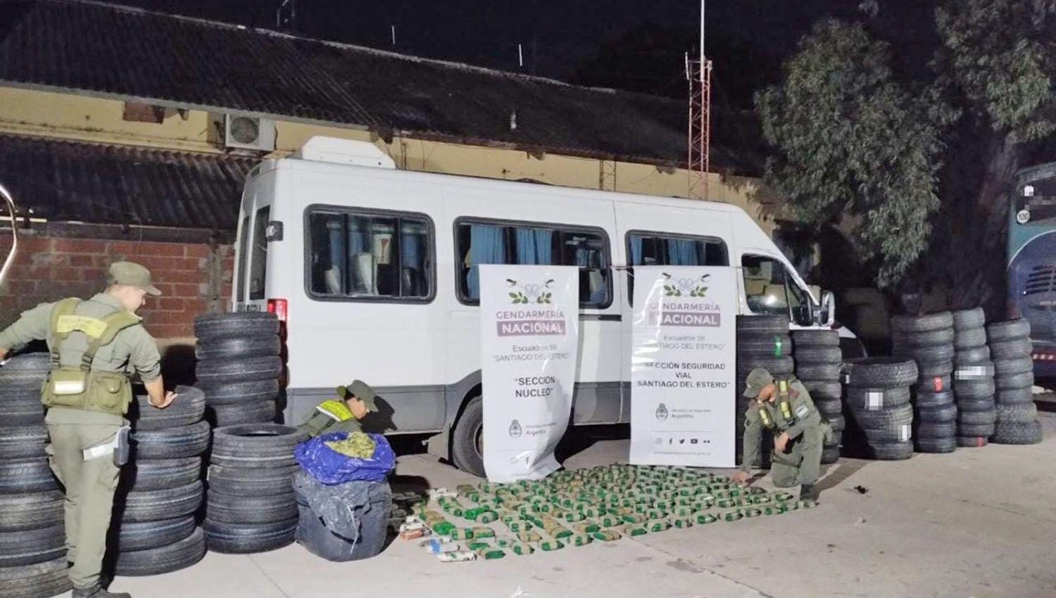 Secuestraron 288 neumaacuteticos y 60 kilos de hojas de coca