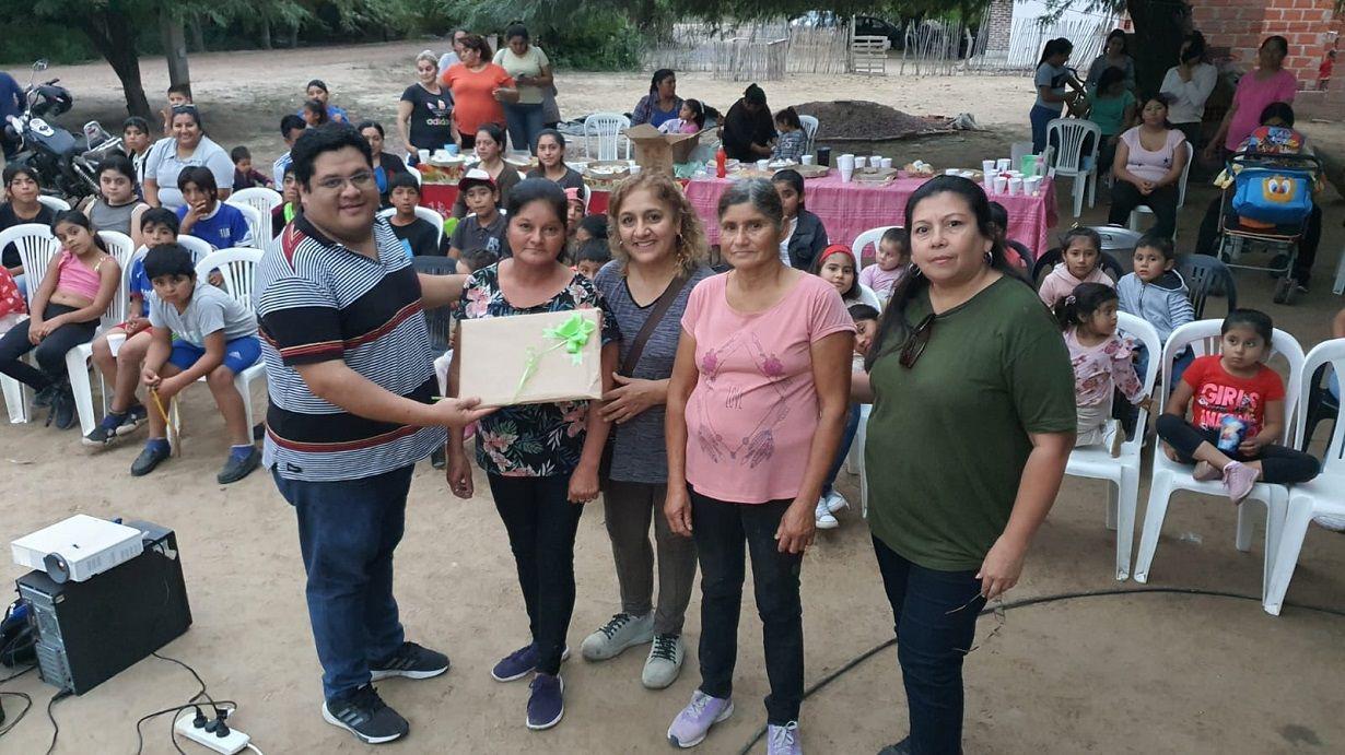 Nintildeos del paraje Vinal vivieron un saacutebado de Cine Moacutevil chocolate y juegos