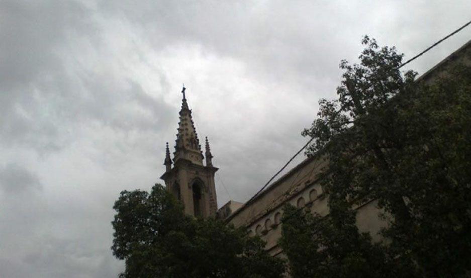 Anuncian un domingo con mucha humedad y posibles lluvias