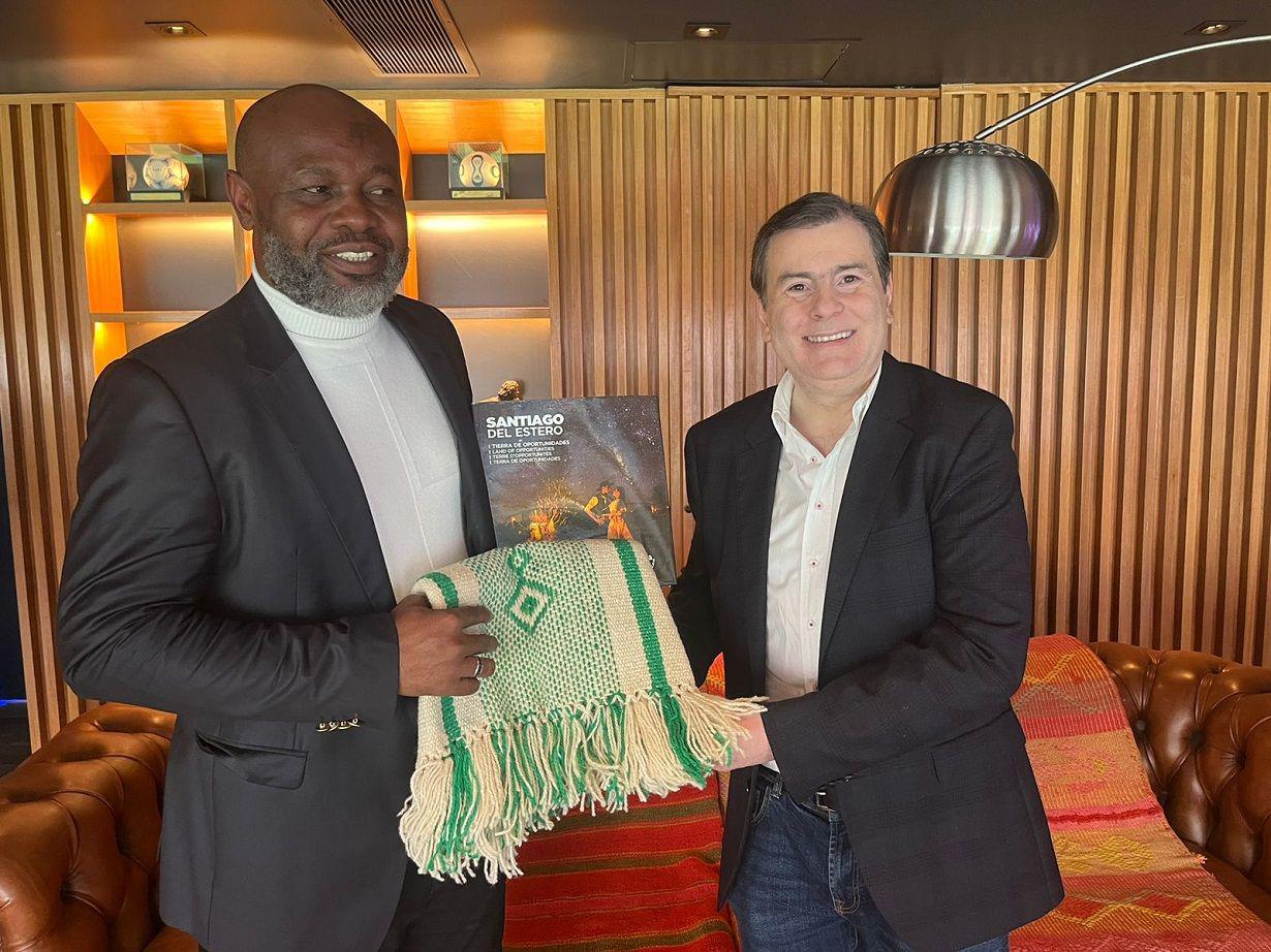 El gobernador Zamora recibioacute en el Estadio Uacutenico a representantes de Nigeria y Corea del Sur