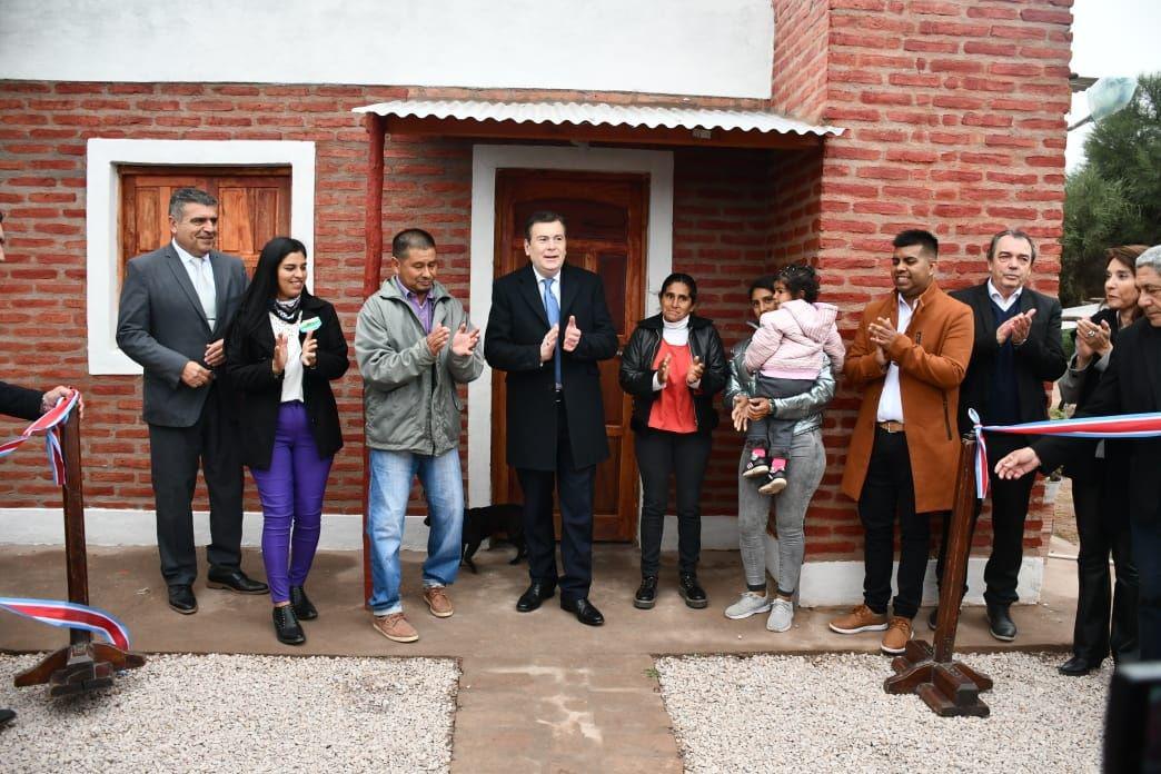 Zamora entregoacute viviendas sociales habilitoacute obras en la escuela Ndeg 238 de Lujaacuten