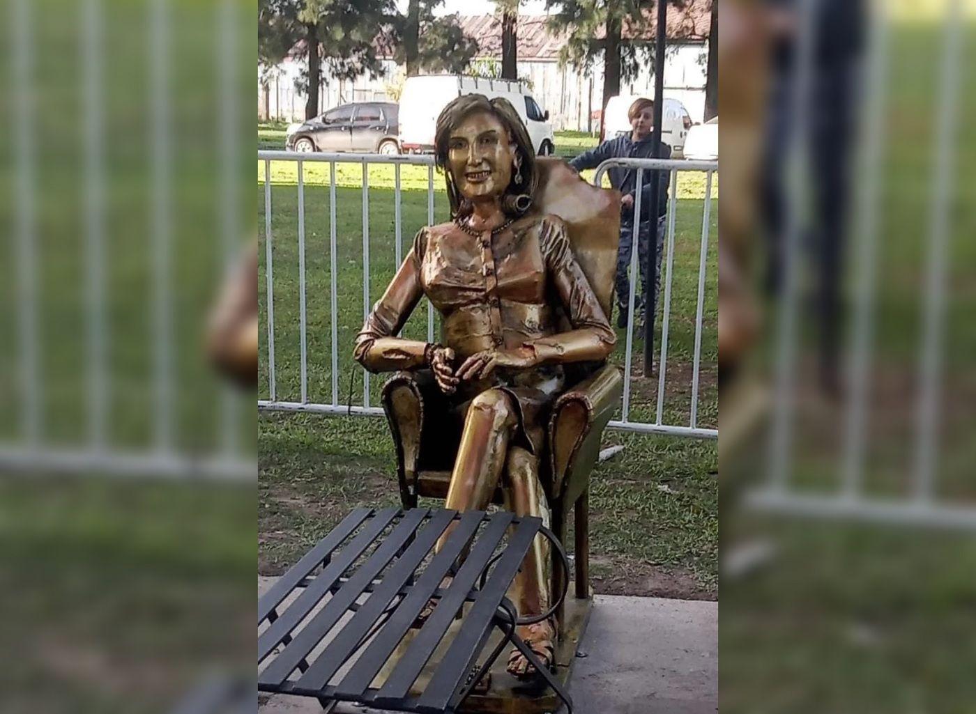 Mirtha Legrand cumplioacute 55 antildeos en la TV y tiene su propia estatua en su ciudad natal de Villa Cantildeaacutes