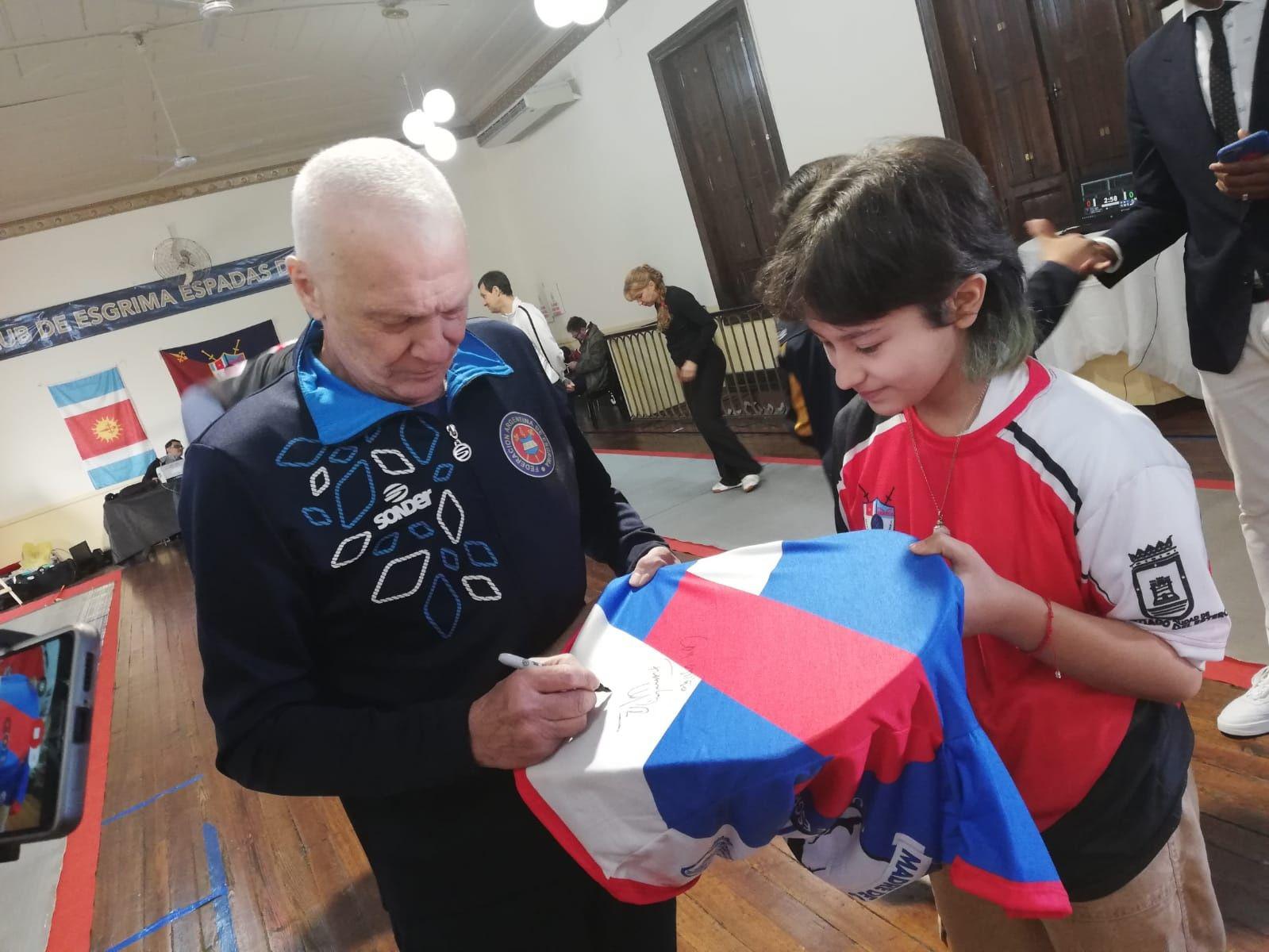 El actor Fernando Luacutepiz participa de la 3deg fecha del Torneo Nacional de Esgrima que se realiza en Santiago