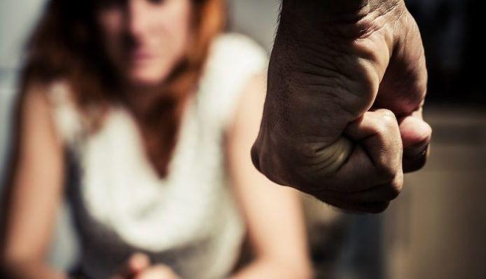 Municipal jubilado golpeoacute a su esposa acusaacutendola de serle infiel con su nieto