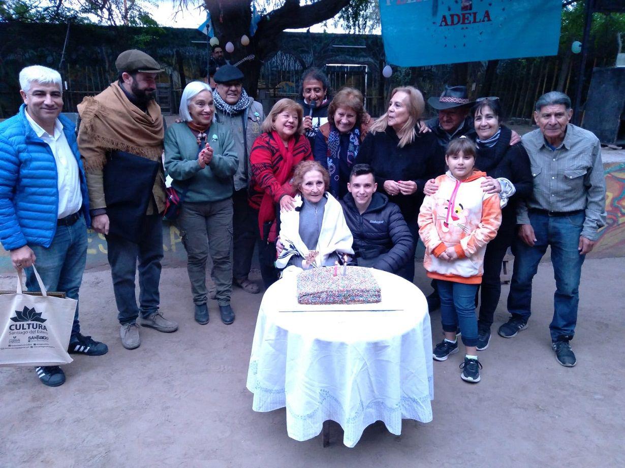 Fallecioacute Adela de Saavedra viuda del bailariacuten santiaguentildeo Carlos Saavedra