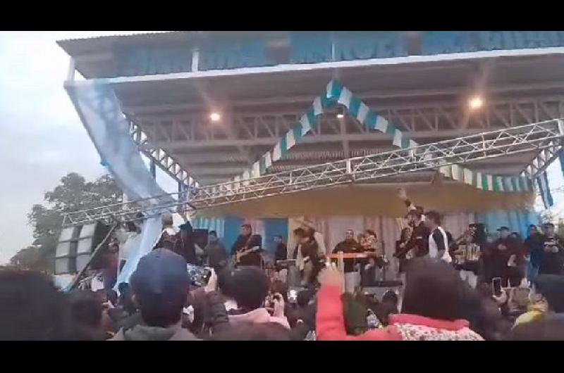 VIDEO  Los Bonys se salvan de milagro- se desprendioacute una estructura del escenario en plena presentacioacuten