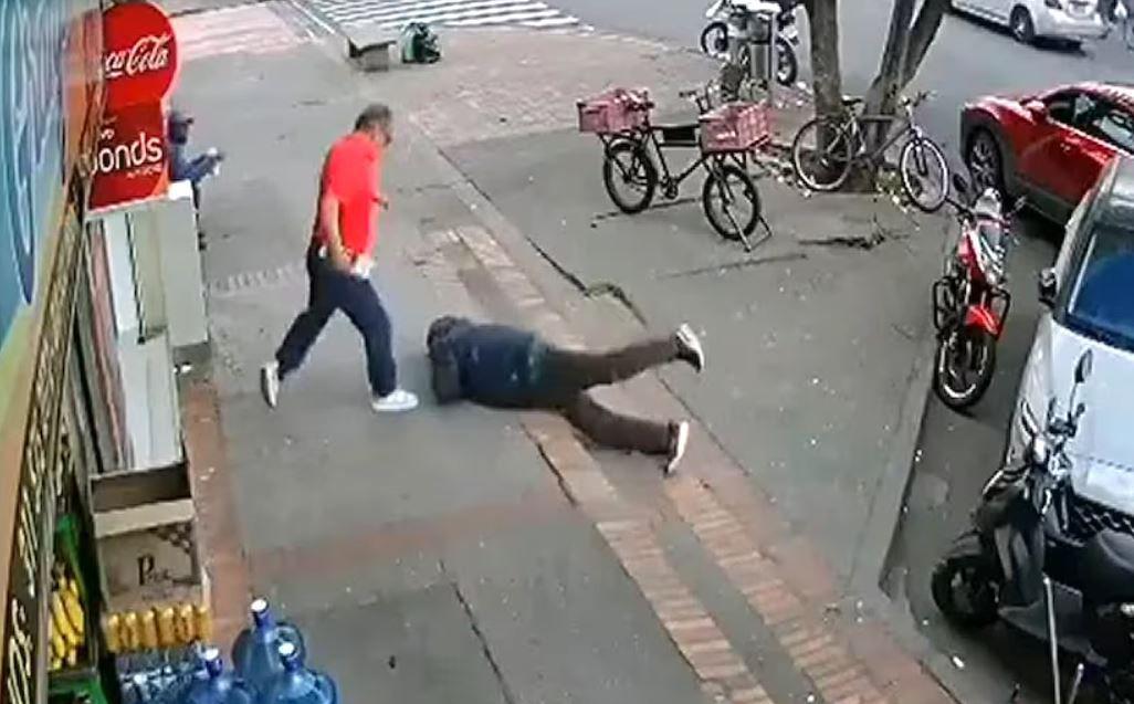 VIDEO  Un hombre se apoyoacute en otro para no caer y terminoacute recibiendo una brutal paliza