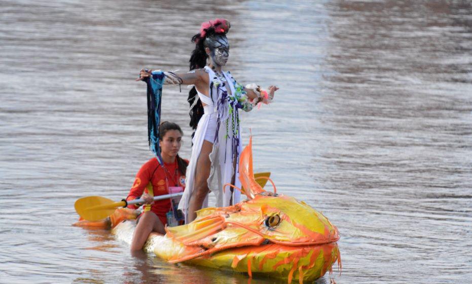 ESCENIFICACIÓN Ms de 40 artistas contaron la historia surcando las aguas del Dulce en embarcaciones