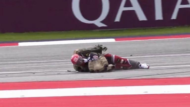 TERRIBLE VIDEO iexclInsoacutelito accidente en la F1 Cayoacute desde su jetpack a plena pista de carrera