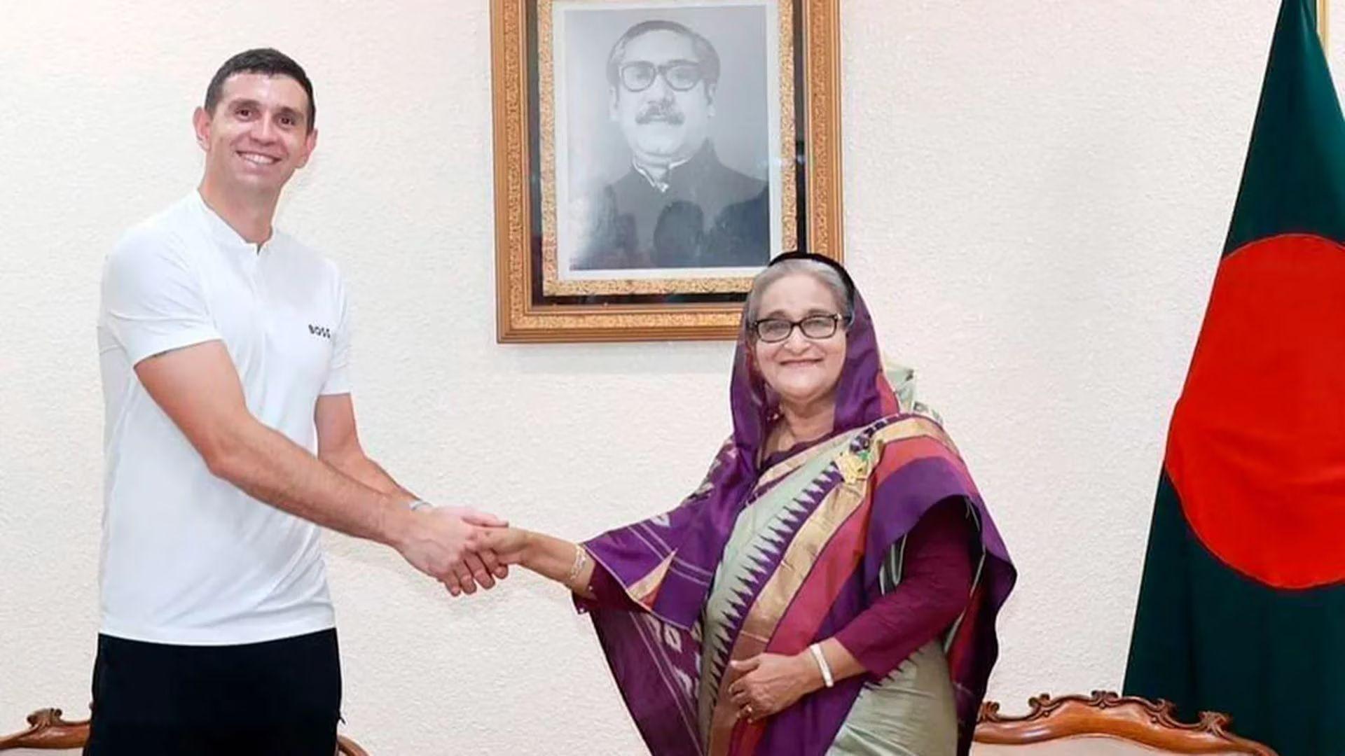 El Dibu Martiacutenez estuvo en Bangladesh y desatoacute la locura de los fanaacuteticos