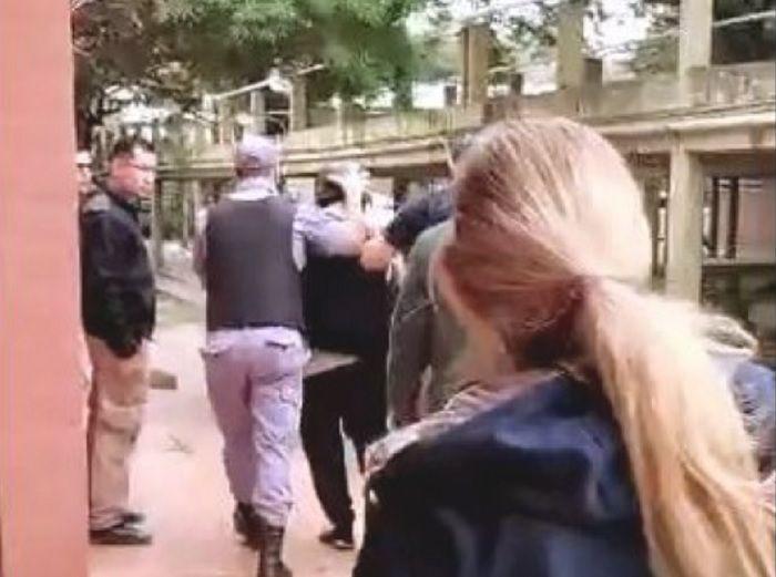 VIDEO ldquoAsesino te va a llegar la justicia divinardquo- asiacute insultaron a Emerenciano Sena durante un traslado