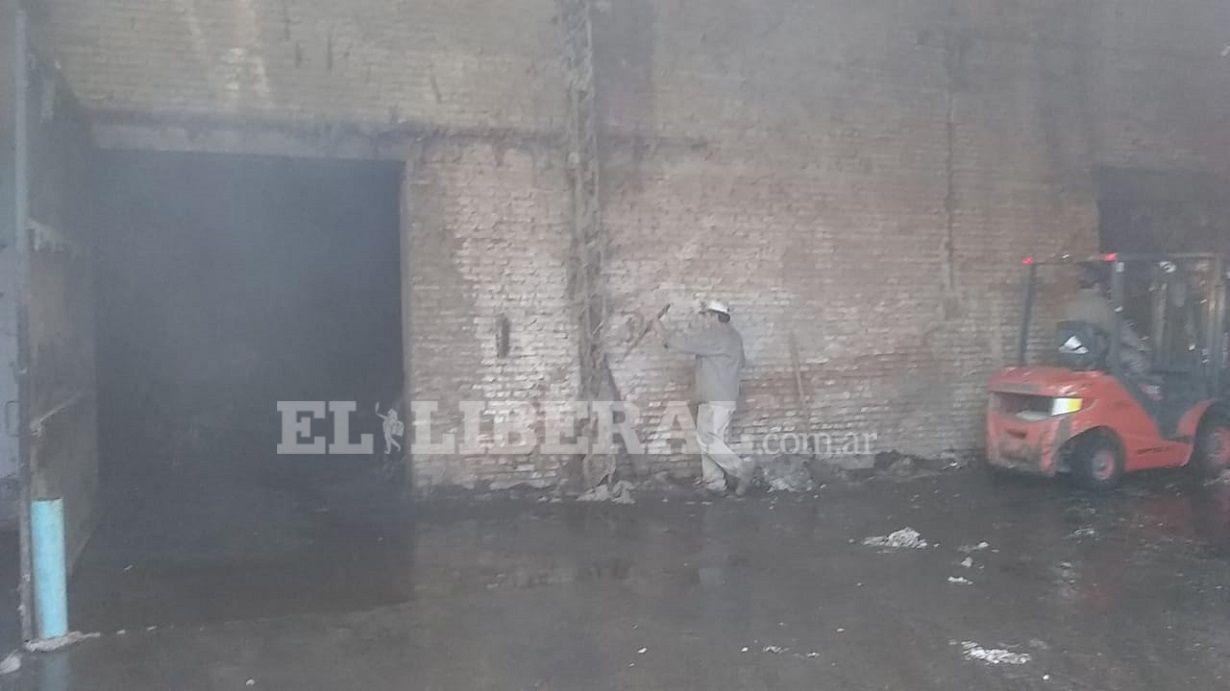 Tras maacutes de 6 horas de trabajo controlaron el fuego en la algodonera del barrio Los Lagos