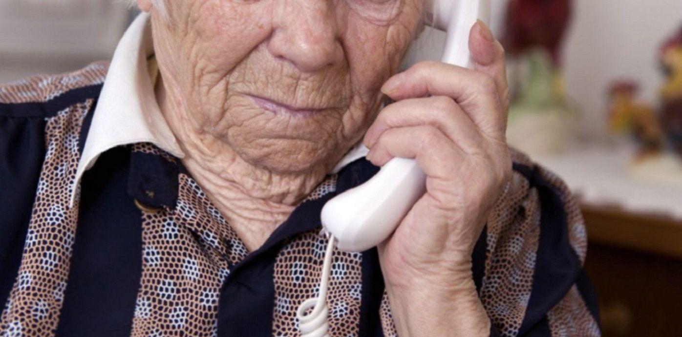 Se hicieron pasar por la nieta y le robaron 11000 doacutelares a una anciana