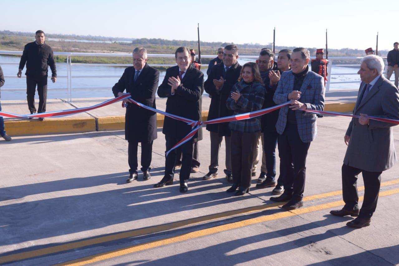 FOTOS  El gobernador dejoacute inaugurado el puente de Avenida Soliacutes que une Santiago y La Banda