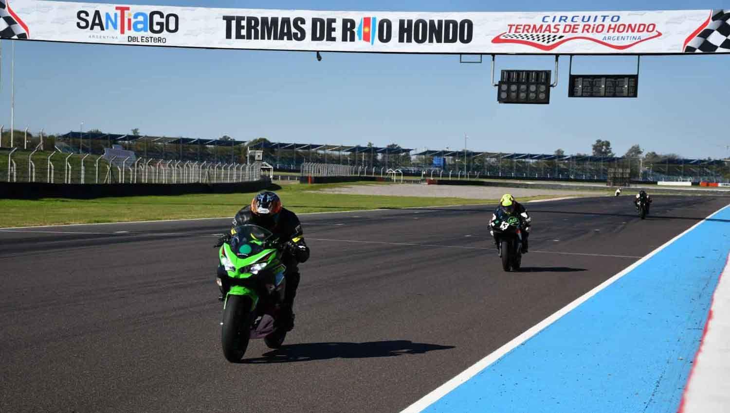 Gran inicio de la segunda edicioacuten de pruebas libres de motos en el Autoacutedromo de las Termas de Riacuteo Hondo