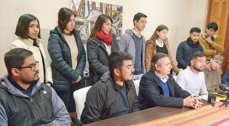 Luck Ra y Papichamps animaraacuten mantildeana el Festival Diacutea del Amigo