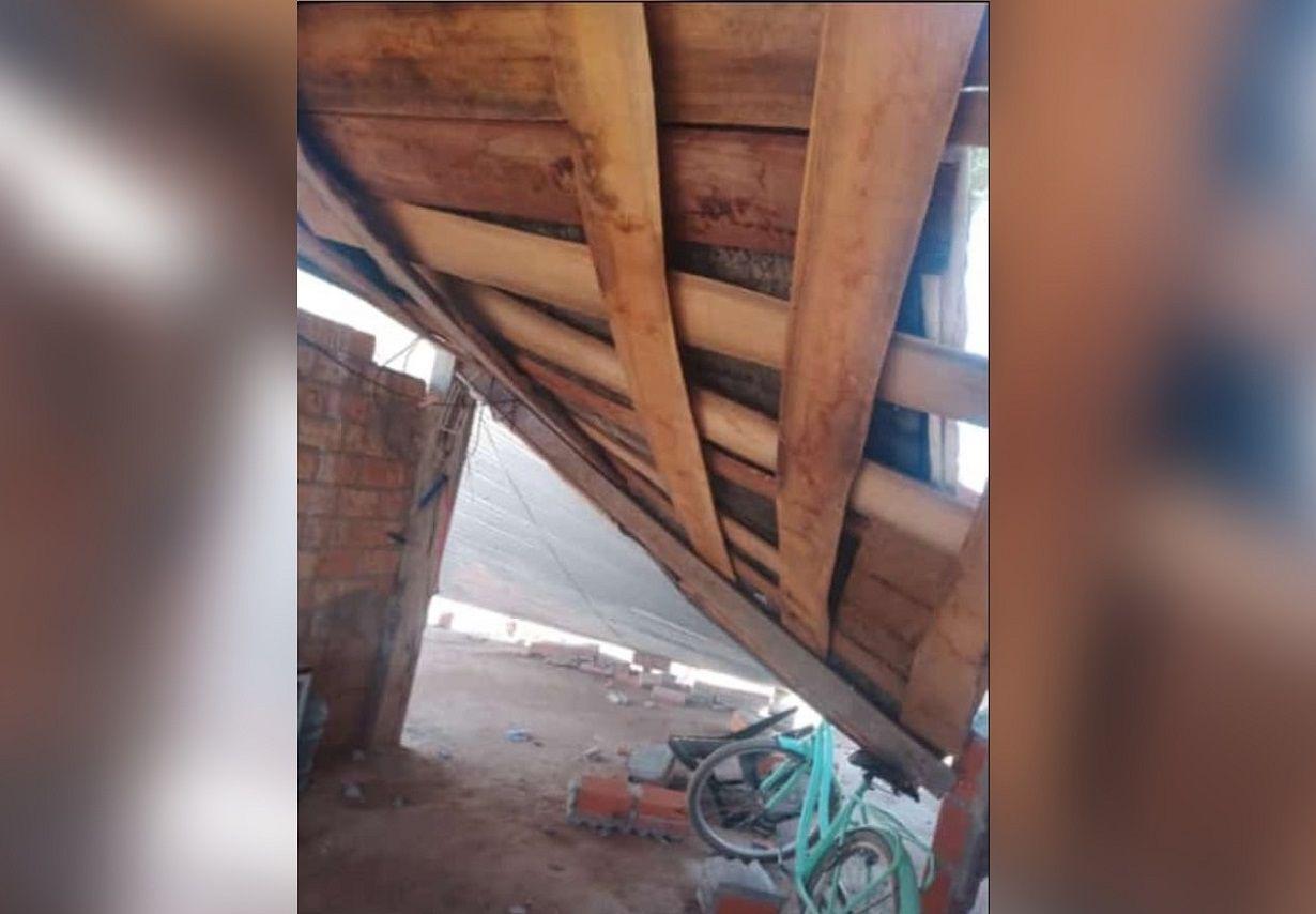 Sorpresivas raacutefagas de viento provocaron voladuras de techos y postes en Monte Quemado