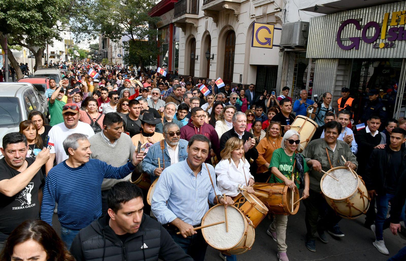 FOTOS  Maacutes de 20 mil personas participaron de la XXI Marcha de los Bombos
