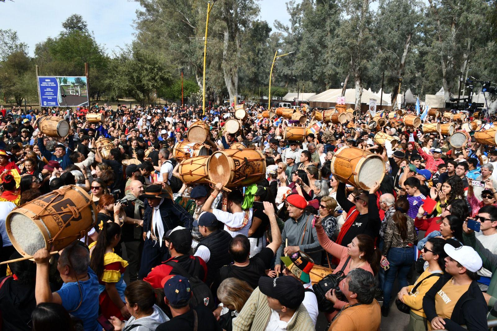 FOTOS  Maacutes de 20 mil personas participaron de la XXI Marcha de los Bombos