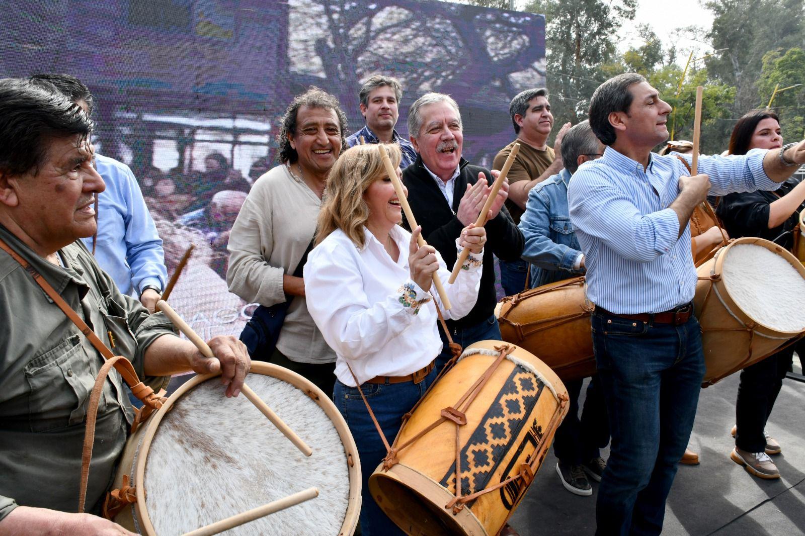 FOTOS  Maacutes de 20 mil personas participaron de la XXI Marcha de los Bombos