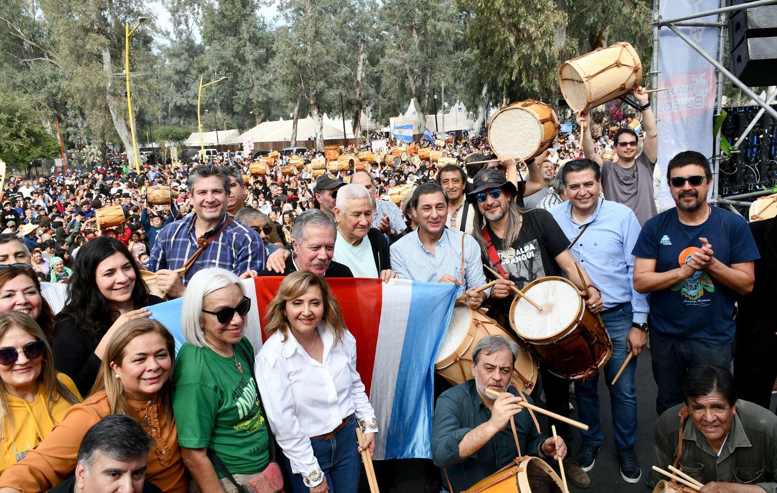 FOTOS  Maacutes de 20 mil personas participaron de la XXI Marcha de los Bombos