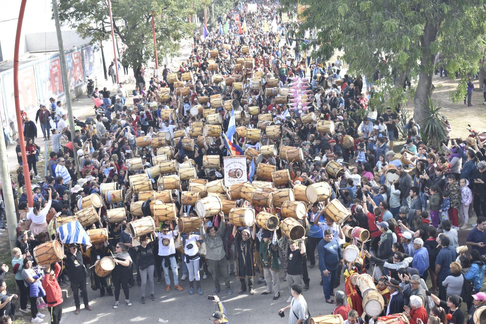 FOTOS  Maacutes de 20 mil personas participaron de la XXI Marcha de los Bombos