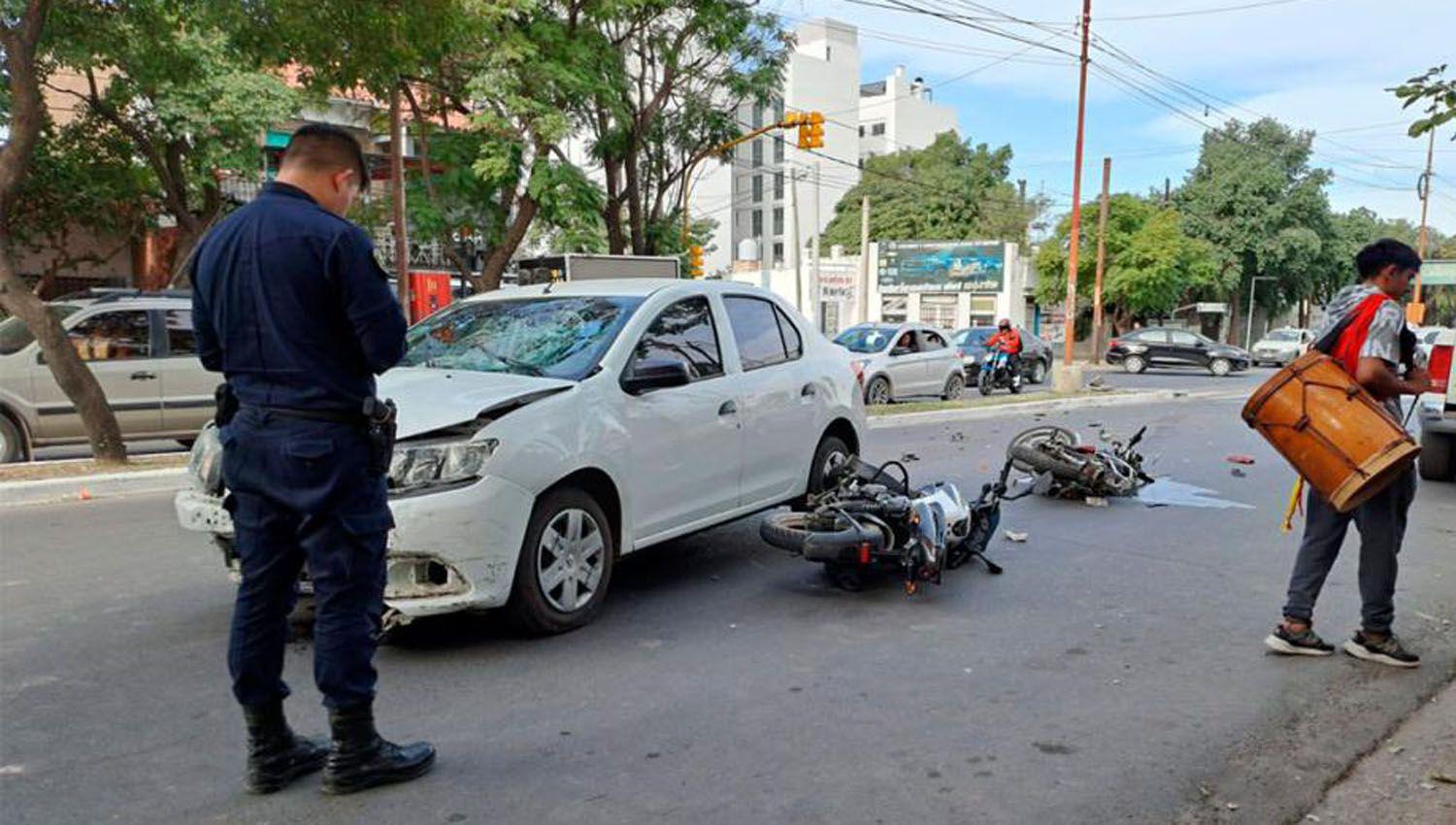 Un joven al volante se cruzoacute de carril y chocoacute a dos motociclistas