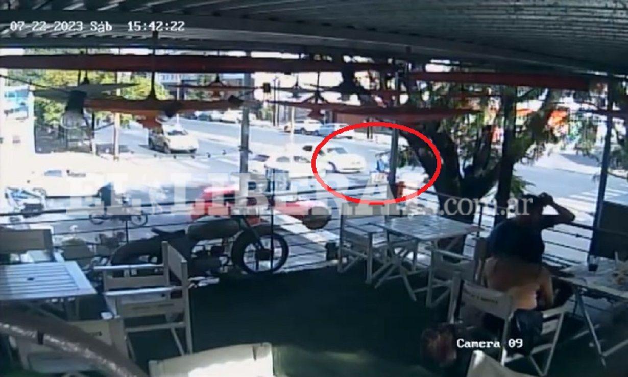 Av Belgrano- impactante VIDEO del momento en que un auto cruzoacute en rojo y chocoacute a dos motos