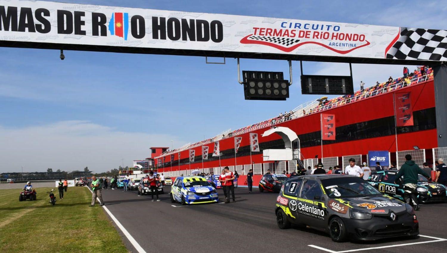 Segunda jornada de prueba y clasificacioacuten del Turismo Pista en el Autoacutedromo de Las Termas