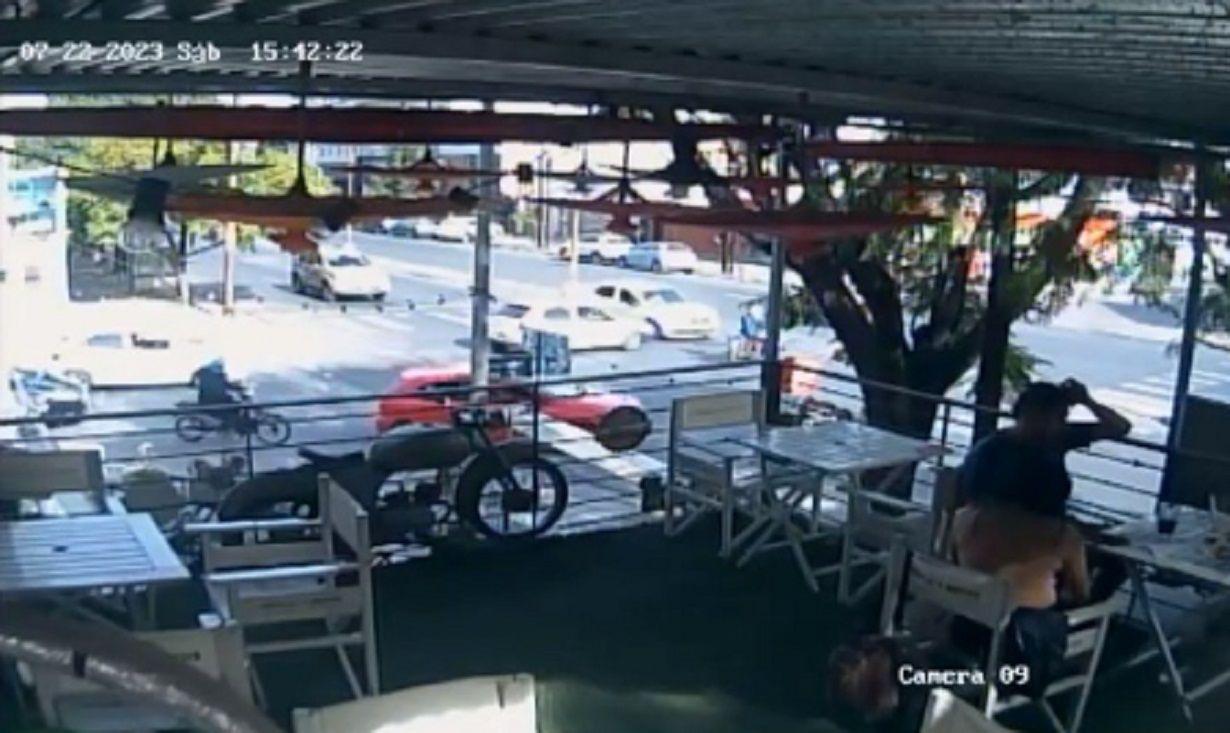 IMPACTO I El coche avanza y al frente de Pueyrredón choca al primer motociclista quien habría sufrido fracturas

