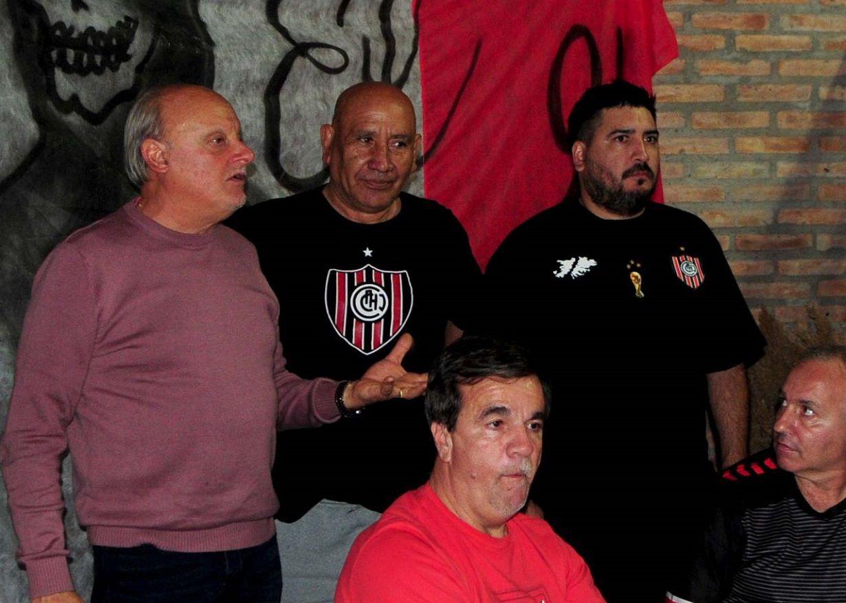 La gente de Chacarita una pasioacuten inexplicable que sigue al club a todos lados