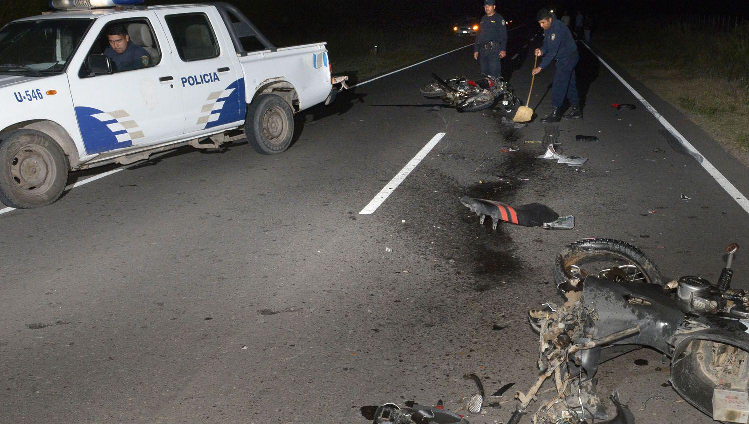 Choque frontal entre dos motos dejoacute 4 heridos graves