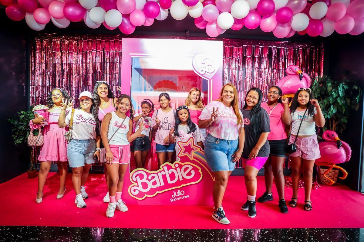 Fenoacutemeno Barbie- iquestPor queacute personas de todas las generaciones van vestidas de rosa al cine