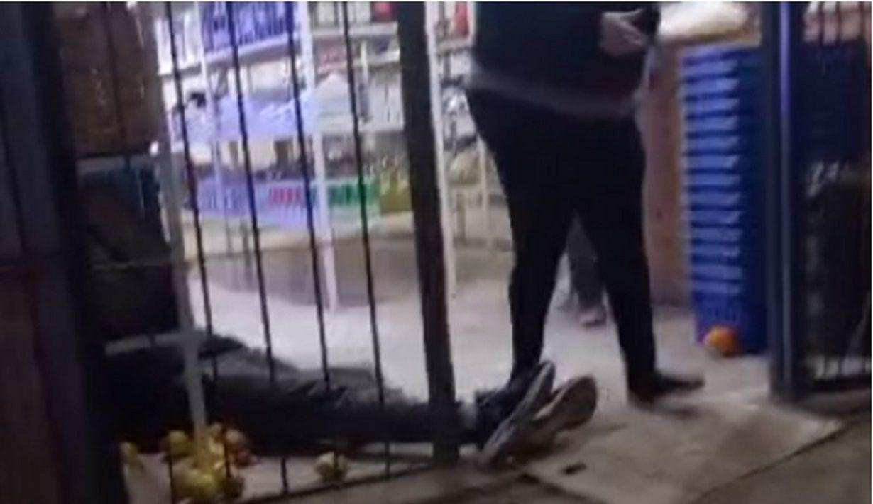 VIDEO Brutal ataque en un suacuteper- un hombre entroacute armado disparoacute a la gente y matoacute a una persona