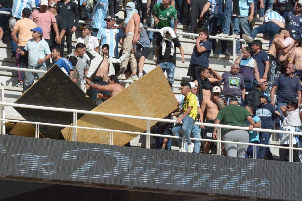 VIDEO  Miles de hinchas decanos coparon el Estadio Uacutenico y se registraron serios incidentes