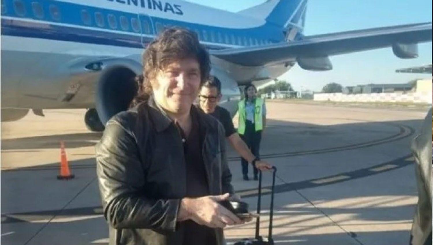 Para Milei YPF y Aeroliacuteneas Argentinas deben ser privatizadas