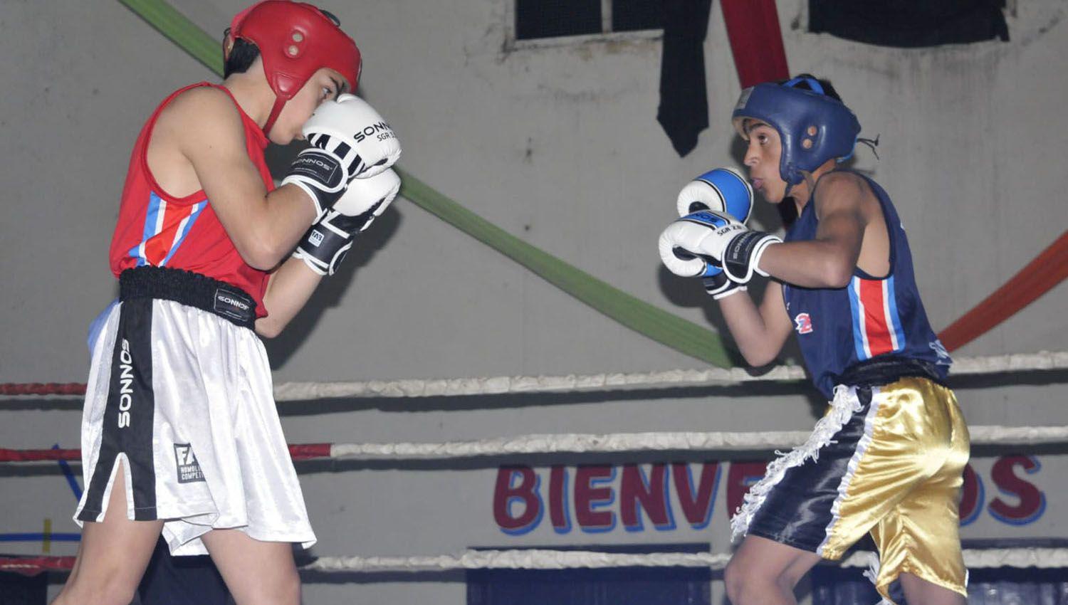 Debutaron ocho joacutevenes boxeadores locales en una velada en Fernaacutendez