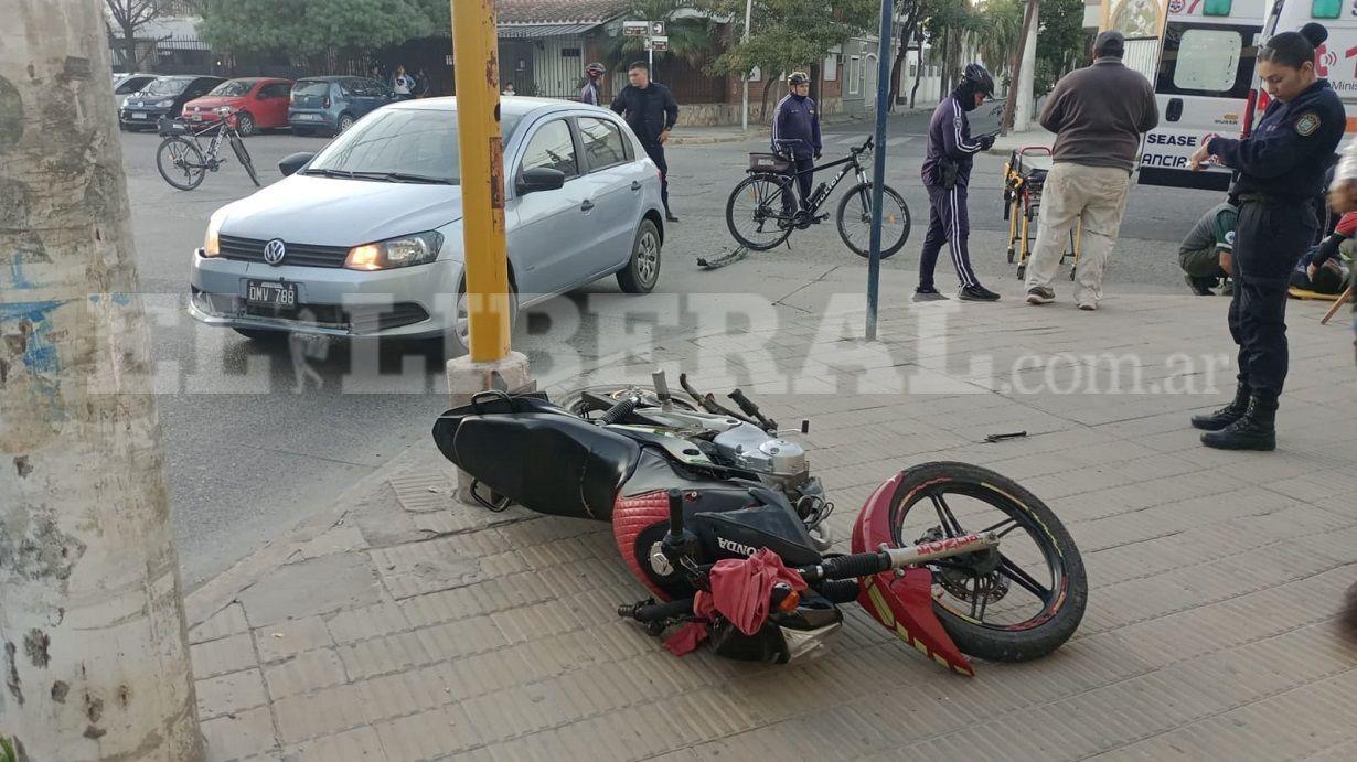 Barrio Centro- un motociclista resultoacute herido al chocar contra un automoacutevil y fue hospitalizado