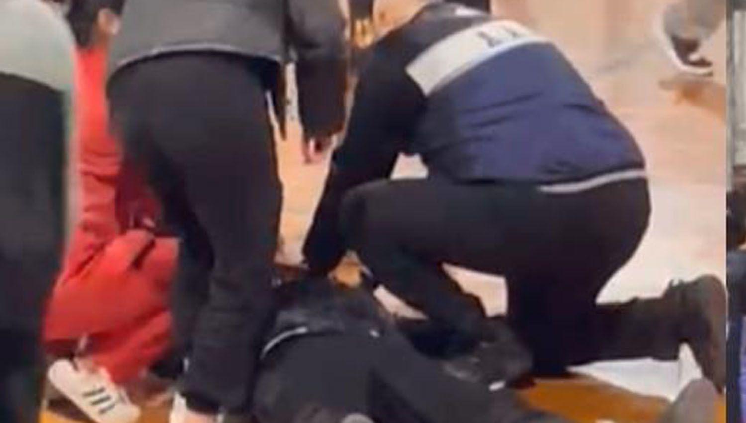 Un partido de baacutesquet amateur terminoacute con una agresioacuten a uno de los aacuterbitros