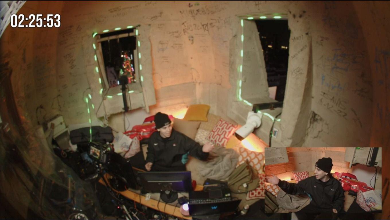 EN VIVO  24 horas desde el Obelisco- famoso streamer se subioacute a la punta por fines beneacuteficos