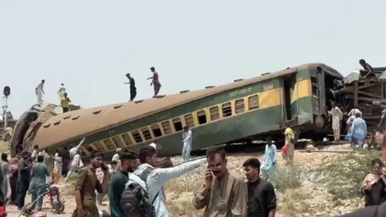 Descarriloacute un tren en Pakistaacuten y murieron 15 pasajeros