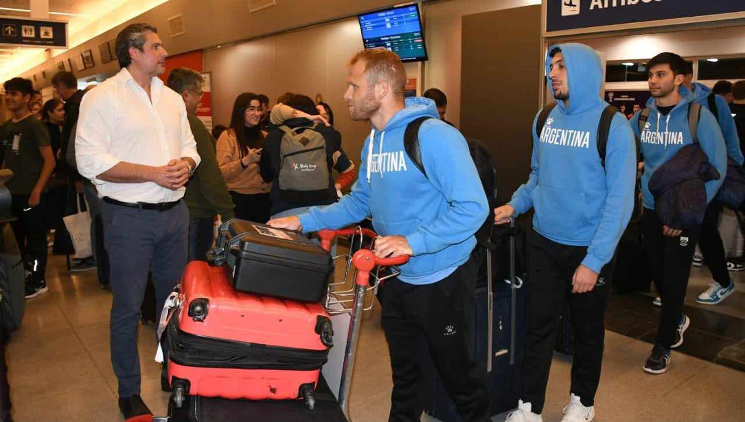 Los seleccionados de baacutesquet de Argentina y Chile arribaron a Santiago para participar del Preclasificatorio oliacutempico