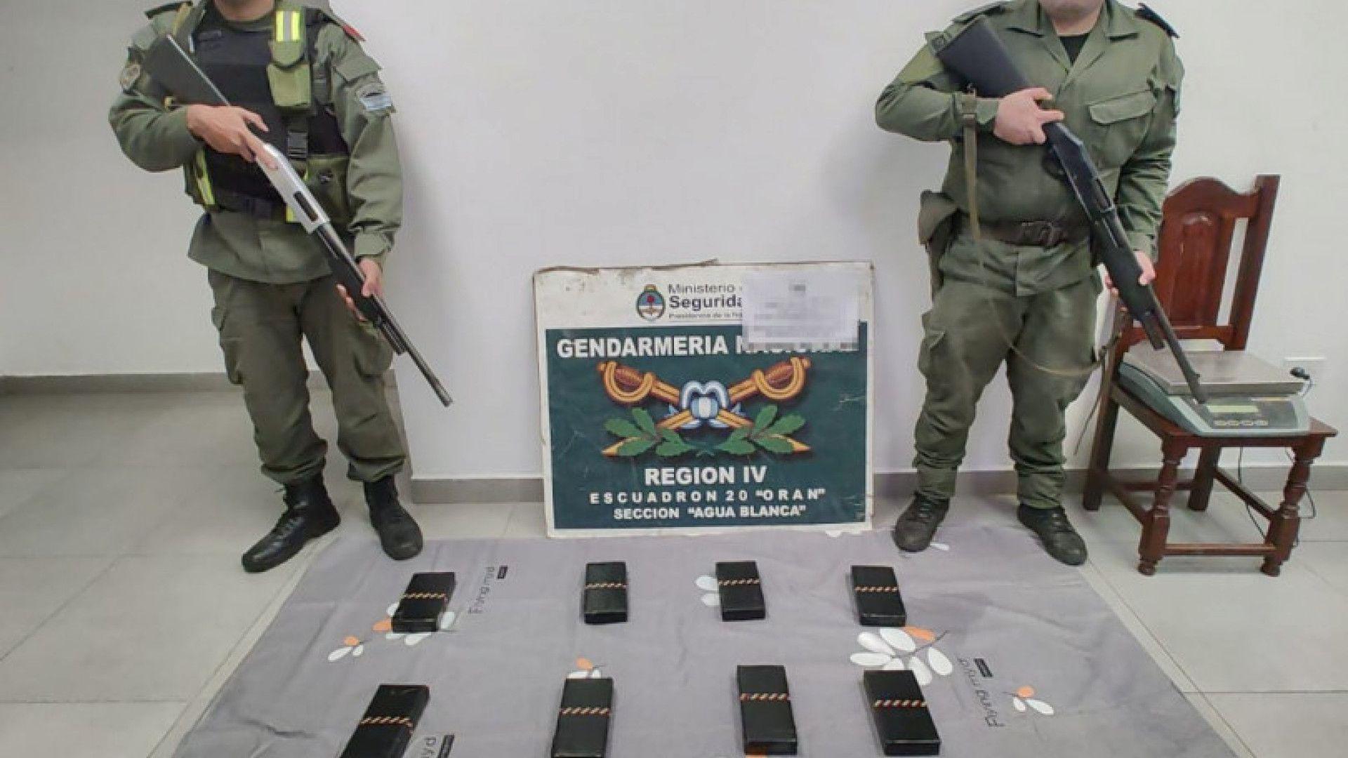 Gendarmeriacutea secuestra kilos de cocaiacutena que se encontraban ocultos entre juegos de saacutebanas